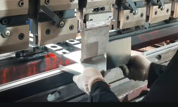 東莞草莓视频ios加工（gōng）-折彎工序